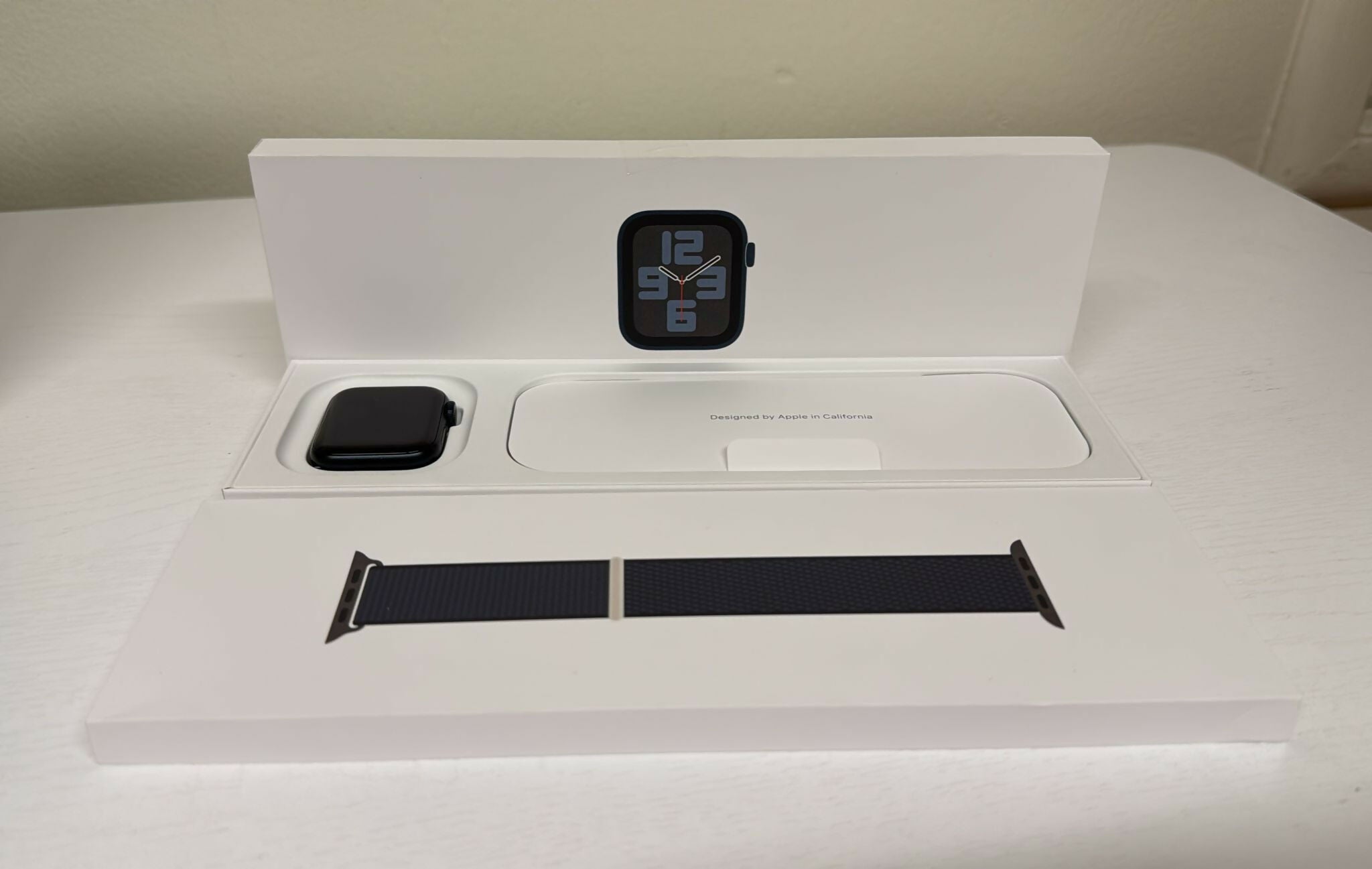 Apple Watch SE (Gen 2) - 40mm Midnight Aluminum with Midnight Sport Loop - GPS (Open Box)