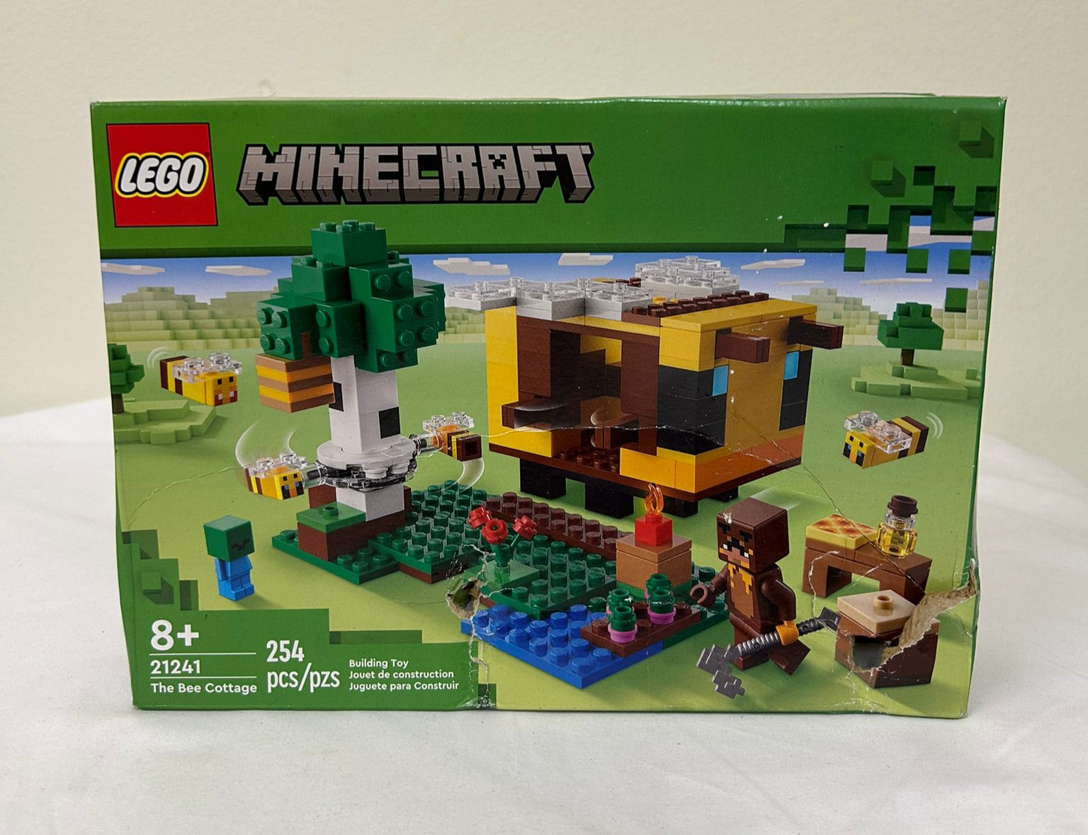 LEGO Minecraft The Bee Cottage Building Set (21241) (Brand New)