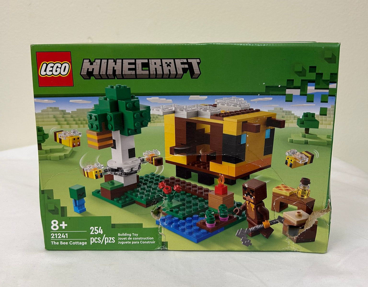 LEGO Minecraft The Bee Cottage Building Set (21241) (Brand New)