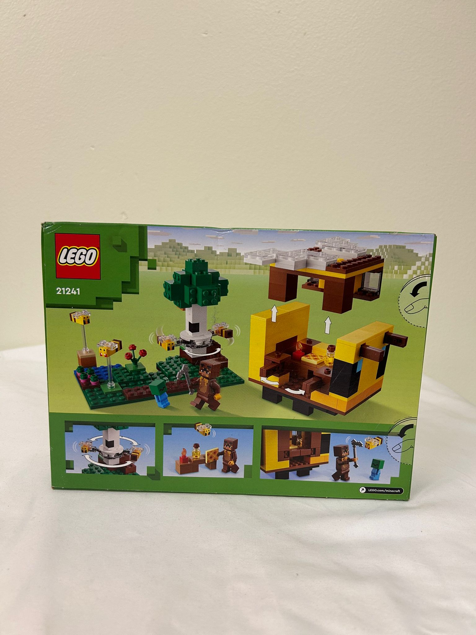 LEGO Minecraft The Bee Cottage Building Set (21241) (Brand New)