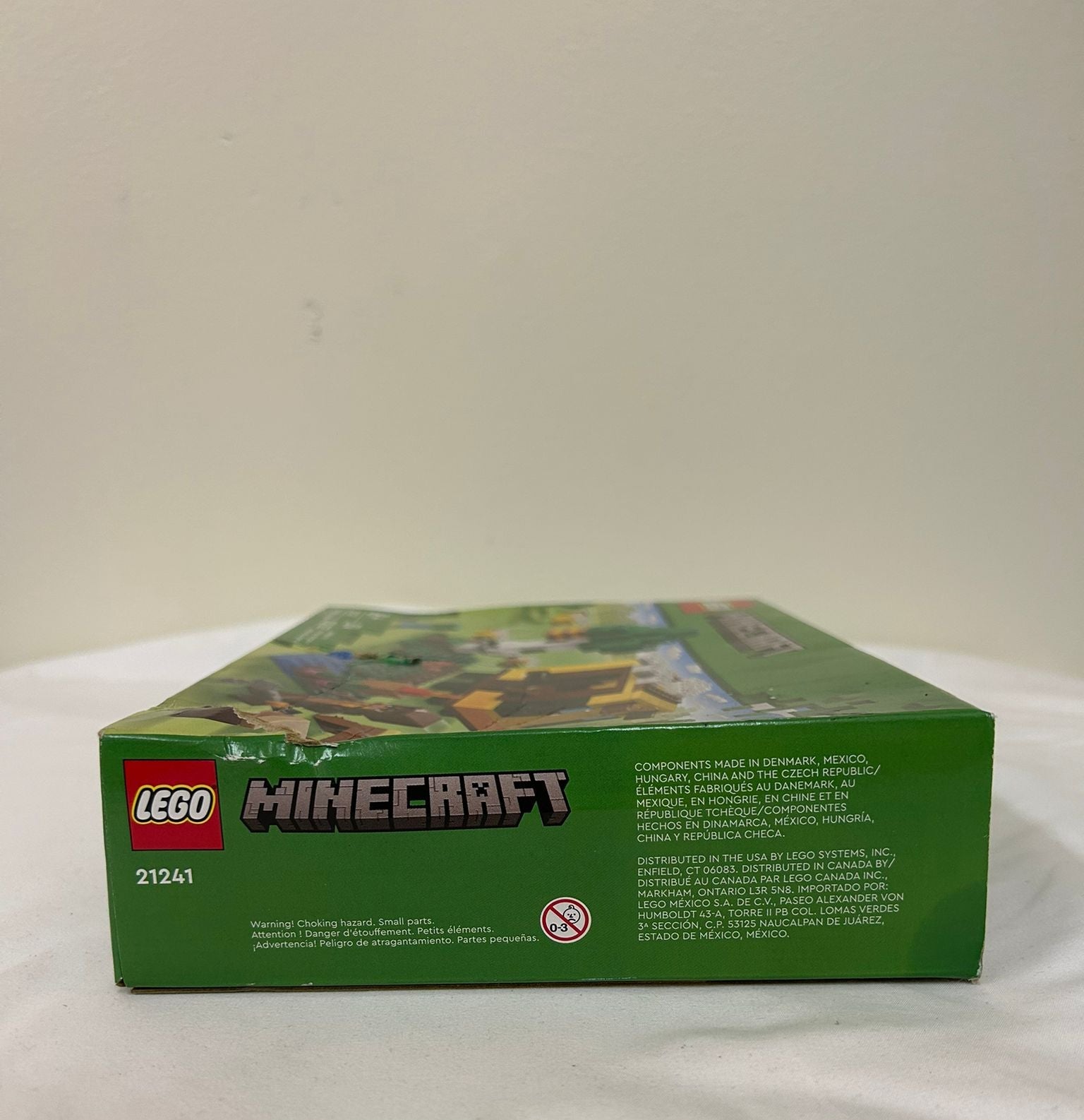 LEGO Minecraft The Bee Cottage Building Set (21241) (Brand New)