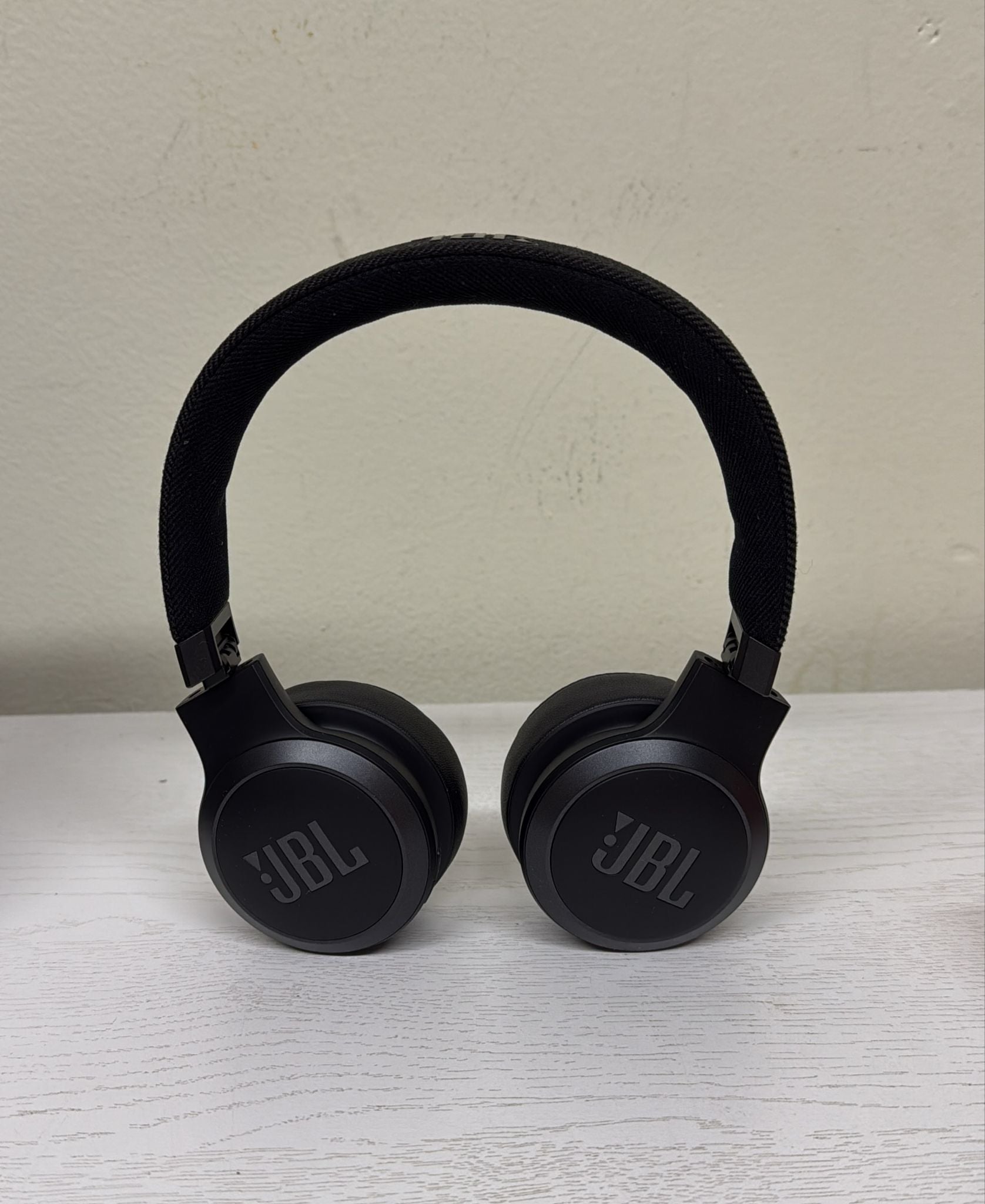 JBL Live 675NC - Wireless On-Ear Headphones with Adaptive Noise Cancelling