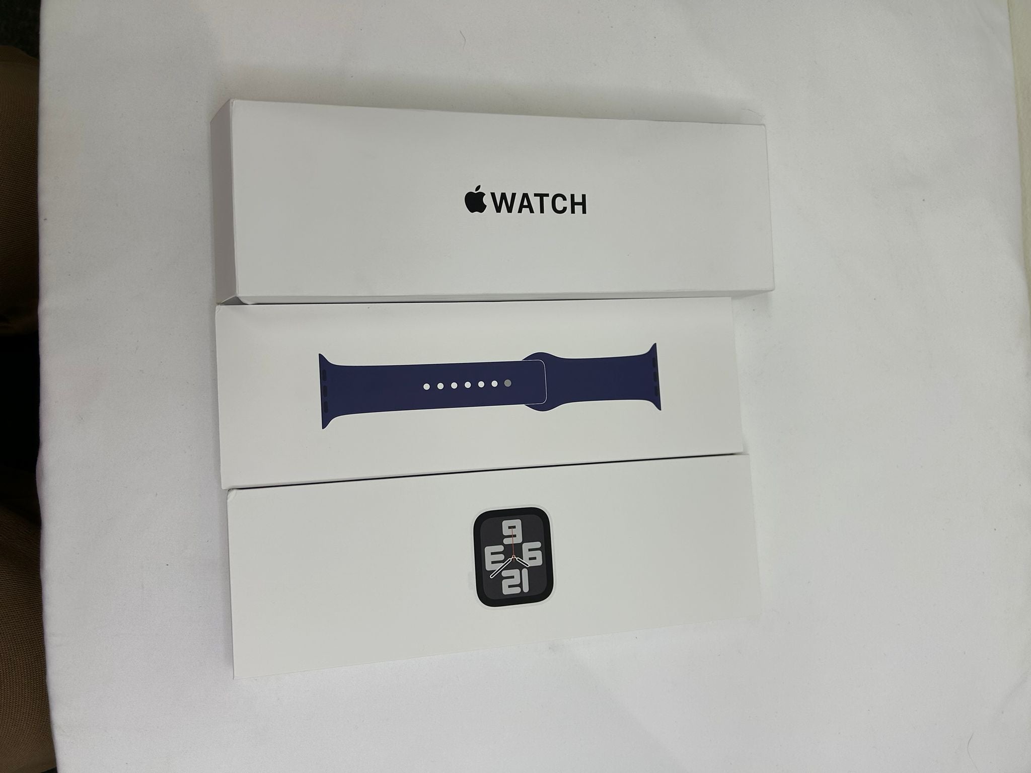 Apple Watch SE (2nd Gen) [GPS 40mm] Smartwatch – Silver Aluminium Case with Denim Sport Band M/L