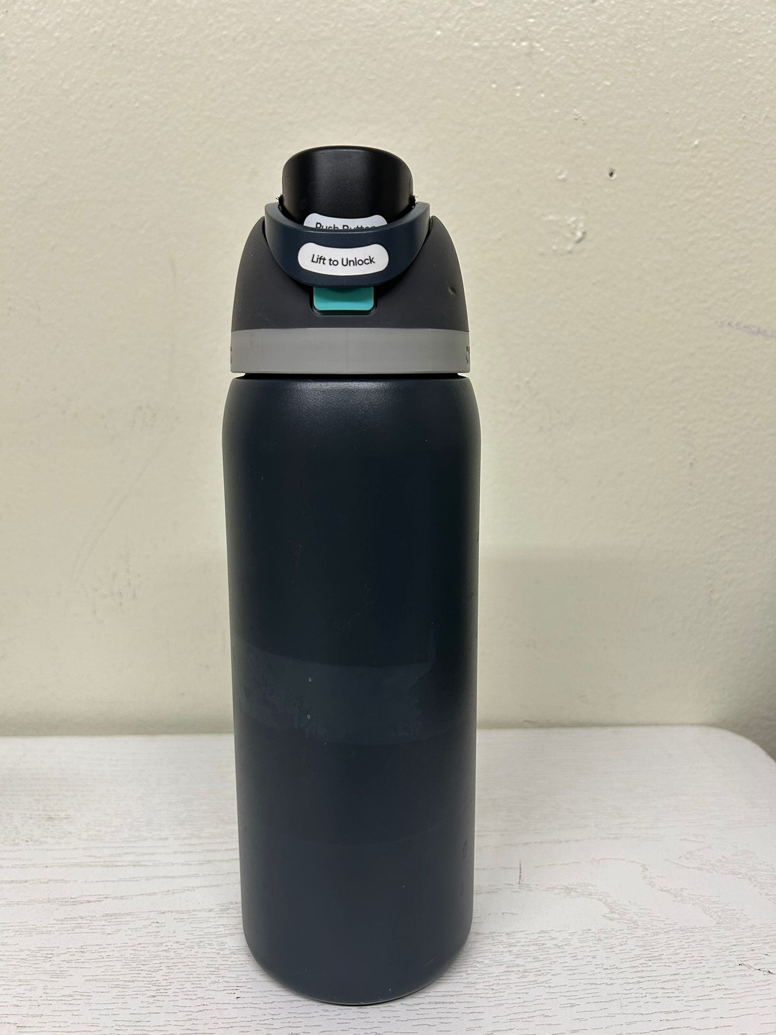 Owala FreeSip Insulated Stainless Steel Water Bottle – 32 oz (Lightly Used)