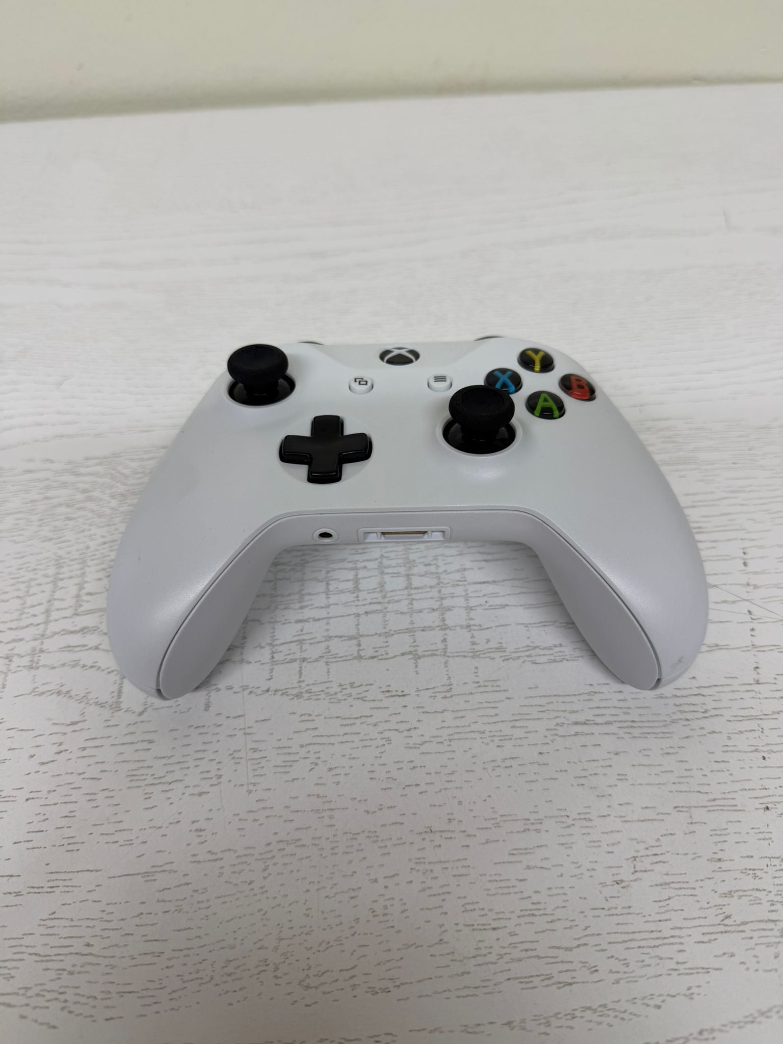 Microsoft Xbox One Wireless Video Gaming Controller, White (Renewed) (Incomplete)